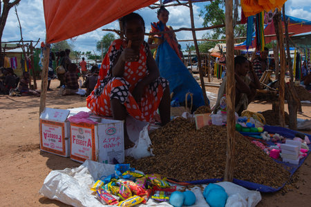 Turmi, Ethiopia - Nov 2018: Local market of Hamer tribe in Turmi selling various food. Omo valleyのeditorial素材