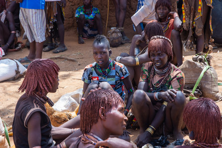 Turmi, Ethiopia - Nov 2018: Local market of Hamer tribe in Turmi selling various food. Omo valleyのeditorial素材
