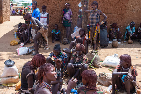 Turmi, Ethiopia - Nov 2018: Local market of Hamer tribe in Turmi selling various food. Omo valleyのeditorial素材
