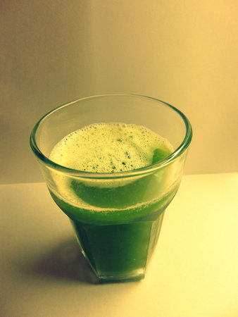 green detox celery juice closeup photoの写真素材