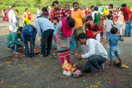 AMRAVATI, MAHARASHTRA, INDIA - 23 SEPTEMBER 2018: Unidentified faithful people perform pray of Hindu God Ganesha before immersion near water bodies during Ganesh festival. Ganesh Chaturthi is an annuaのeditorial素材