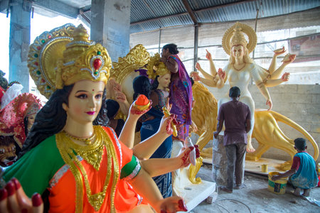 AMRAVATI, MAHARASHTRA, INDIA - 1 OCTOBER 2018: An unidentified artist making and giving finishing touches on sculptures of goddess Durga. The idols are made for the Hindu festival of Dasara & Navratriのeditorial素材
