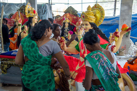 AMRAVATI, MAHARASHTRA, INDIA - 1 OCTOBER 2018: An unidentified artist making and giving finishing touches on sculptures of goddess Durga. The idols are made for the Hindu festival of Dasara & Navratriのeditorial素材