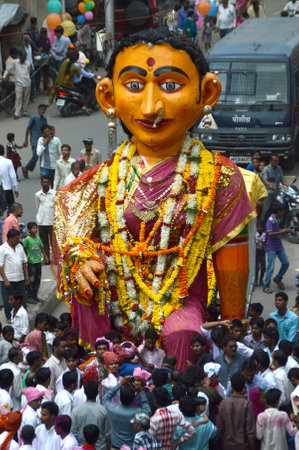 NAGPUR, MAHARASHTRA, INDIA- 6 SEPTEMBER 2013: The crowd of unidentified people celebrating the Marbat festival to protect the city from evil spirits. The statues procession of evil forces on the street.のeditorial素材