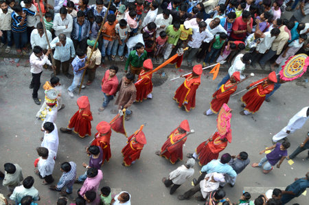 NAGPUR, MAHARASHTRA, INDIA- 6 SEPTEMBER 2013: The crowd of unidentified people celebrating the Marbat festival to protect the city from evil spirits. The statues procession of evil forces on the street.のeditorial素材