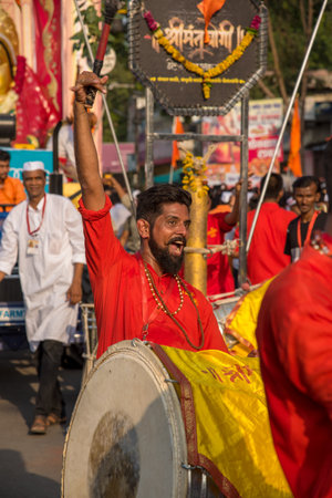 AMRAVATI, MAHARASHTRA, INDIA - 27 SEPTEMBER 2018: Unidentified faithful people carrying Hindu God Ganesha for immersion near water bodies during Ganesha festival. Annual festival.のeditorial素材