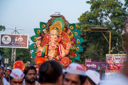 AMRAVATI, MAHARASHTRA, INDIA - 27 SEPTEMBER 2018: Crowd of unidentified people carrying Hindu God Ganesha for immersion with drums and music at water bodies during Ganesha festival. Annual festival.のeditorial素材