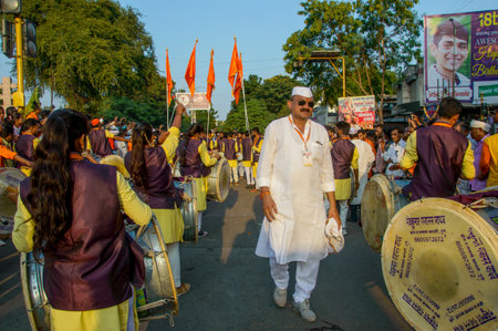 AMRAVATI, MAHARASHTRA, INDIA - 27 SEPTEMBER 2018: Crowd of unidentified people carrying Hindu God Ganesha for immersion with drums and music at water bodies during Ganesha festival. Annual festival.のeditorial素材