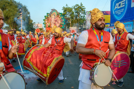 AMRAVATI, MAHARASHTRA, INDIA - 27 SEPTEMBER 2018: Crowd of unidentified people carrying Hindu God Ganesha for immersion with drums and music at water bodies during Ganesha festival. Annual festival.のeditorial素材