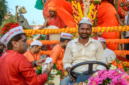 AMRAVATI, MAHARASHTRA, INDIA - 27 SEPTEMBER 2018: Crowd of unidentified people carrying Hindu God Ganesha for immersion with drums and music at water bodies during Ganesha festival. Annual festival.のeditorial素材