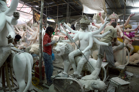 NAGPUR, MS, INDIA - OCT 12: An unidentified artist makes sculptures of goddess Durga on October 12, 2015 in Nagpur, Maharashtra, India. The idols are made for the Hindu festival of Dasara & navratri.のeditorial素材