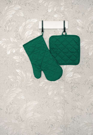 oven glove on rackの写真素材