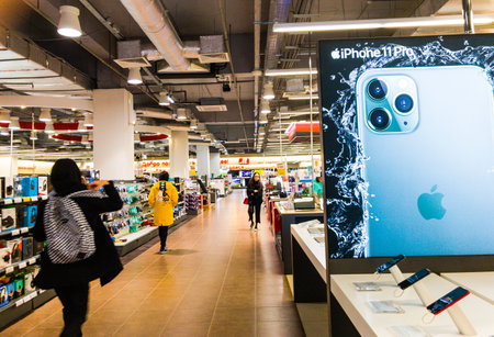 2020: iPhone stand are presented in the electronic storeのeditorial素材