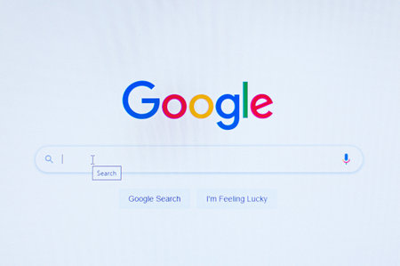 2020: closeup of screen with a home page of the Google Chrome search engineのeditorial素材