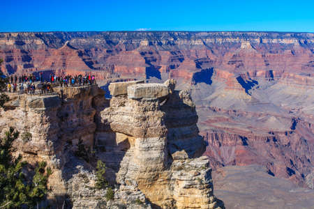 A crowd of tourists gathers at a view point of the Grand Canyon.のeditorial素材