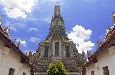 Great Stupa at Wat Arun (Temple of Dawn) With Blue Skyの写真素材