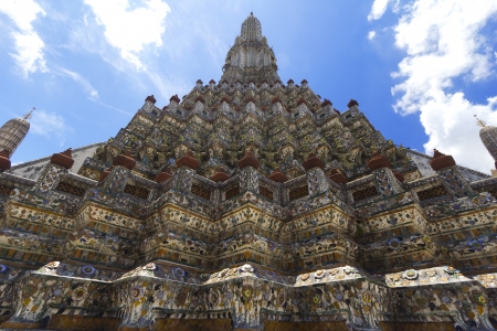 Stupa, Wat Arun (Temple of Dawn) With Blue Skyの写真素材