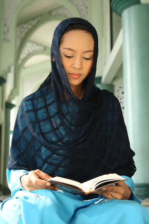 Muslim Girl Realding Qur'anの写真素材