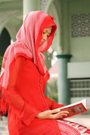 Muslim Girl Realding Qur'anの写真素材