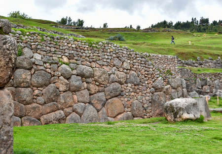 PUKAPUKARA (Red Fortress) The stones used in the construction of the fortress are smaller and reddish than those of Sacsayhuaman and Qâenqo. It seems that the Fortress had a strategic......のeditorial素材
