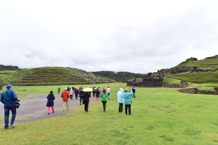 tourists toSacsayhuaman
The fortress of SacsayhuamÃ¡n consists of three parallel ramps, 600 m long, arranged in a zig-zag pattern, consisting of monolithic blocksのeditorial素材
