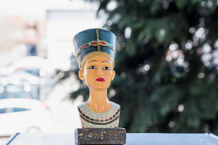 Ceramic souvenir representing Queen Nefertiti of Egypt in the eighteenth dynasty,the"Great Wife"of Pharaoh AmenhotepIV, also called Akhenaton. She was the motherinlaw and stepmother of PharaohTutankhaの写真素材
