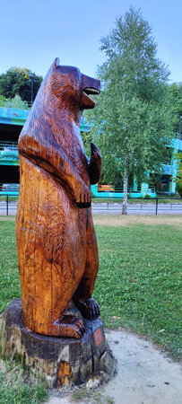 Wooden bear statue in the city park OlÄneÈti Romaniaの写真素材