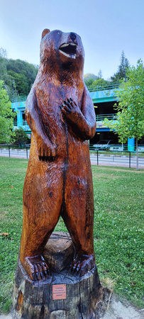 Sculpture of a bear in the park, OlÄneÈti Romaniaの写真素材