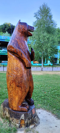 Wooden bear statue in the park. OlÄneÈti Romaniaの写真素材