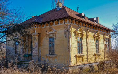 Old abandoned house in the city of RoÈia de Amaradia Romaniaの写真素材