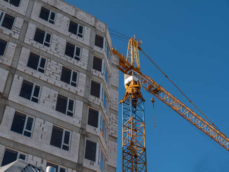 Tower crane. Technology for the construction of high-rise buildings in the limited space of a modern...