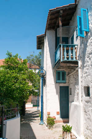 Small alleyway next to a white washed houseの写真素材
