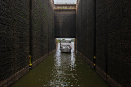 14 Jan. 2023. Barra Bonita - Brazil: Tour boat with tourists sailing towards the Barra Bonita lock, used to bridge the gaps between the upper and lower levels of the dam.のeditorial素材