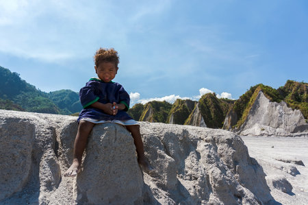 lonely child aborigine in the desert from mount Pinatubo Luzon Philippinesのeditorial素材