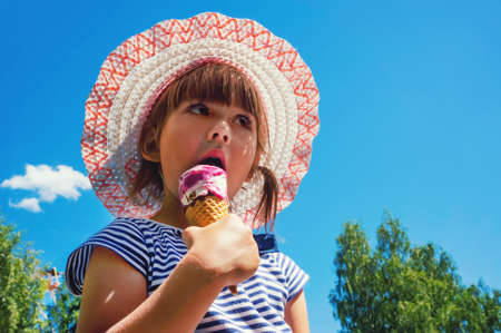 The child eats ice cream. Flight camping in the Parkの写真素材
