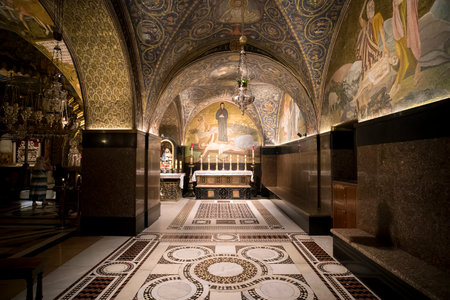 JERUSALEM, ISRAEL - October 24, 2018: Decoration and wall painting of one of the halls in the Church of the Holy Sepulchre,Jerusalem, Israelのeditorial素材