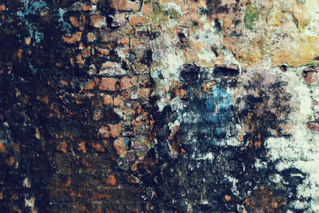 abandoned grunge cracked brick stucco wall background. moldamer, mouldbrit, mildew, fungus, rot, moldy musty must. Old, decayed wall with peeling plaster.の写真素材