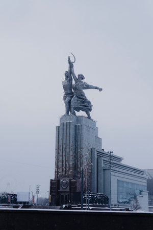 The sculpture of Rabochiy i Kolkhoznitsa Worker and Kolkhoz Woman in Moscowのeditorial素材