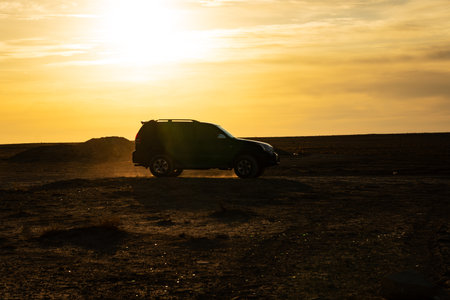Desert safari with off road 4x4 car in sunlight. colorful sunset in Desert. off-road car rides on the sand in the desert dunes in the rays of the rising sun.の写真素材