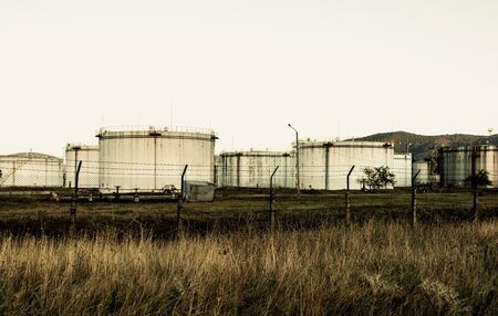 Fuel tanks in poor condition, unsupported