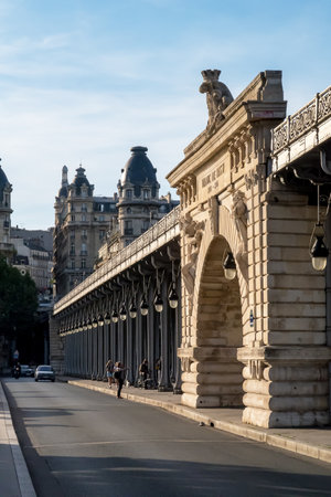 Paris, France, June 21, 2018: Bridge of Bir-Hakeim (also known as viaduct of Passy) - a bridge that cross the Seine River in Parisのeditorial素材