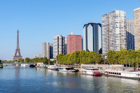 Paris, France - August 15, 2018: Front de Seine (also known as Beaugrenelle) with Eiffel tower in background - Paris, Franceのeditorial素材