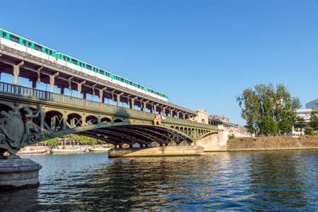 Paris, France - August 15 2018: Metro traffic on Pont Bir-Hakeim.のeditorial素材