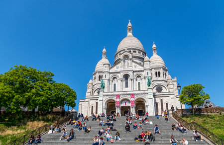 Paris, France - May 15 2020: Parisians at lunch time on Montmartre stairs with Sacre-Coeur basilica in background during Covid-19 epidemic in Parisのeditorial素材
