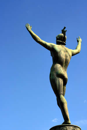 Statue \"Palastwache\". Sie steht mit weit ausgebreiteten Armen in der des Palastes und gilt als eines der Wahrzeichen der Stadt.のeditorial素材