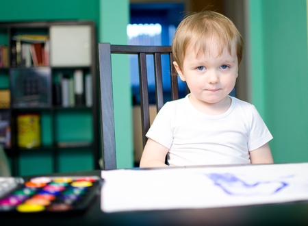 Little boy painting with watercolorsの写真素材