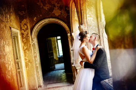 Bride and groom in the old ruined palace. Wedding day. Wedding sessionの写真素材