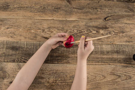 The child paints an eggの写真素材