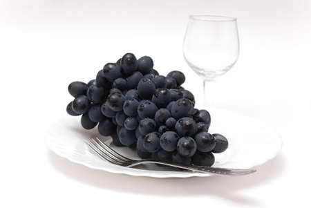  Black Grape in plate isolated on whiteの写真素材