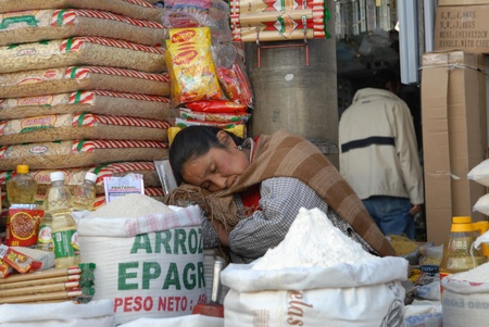 La Paz,Bolivia June 23, 2006.A woman walking the path of rice Paz.In the streets of the capital markets can be found feedingのeditorial素材
